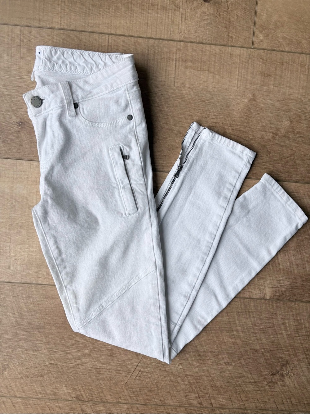 PAIGE Marley White Skinny Moto Jeans with Zipper Hem. Size 25